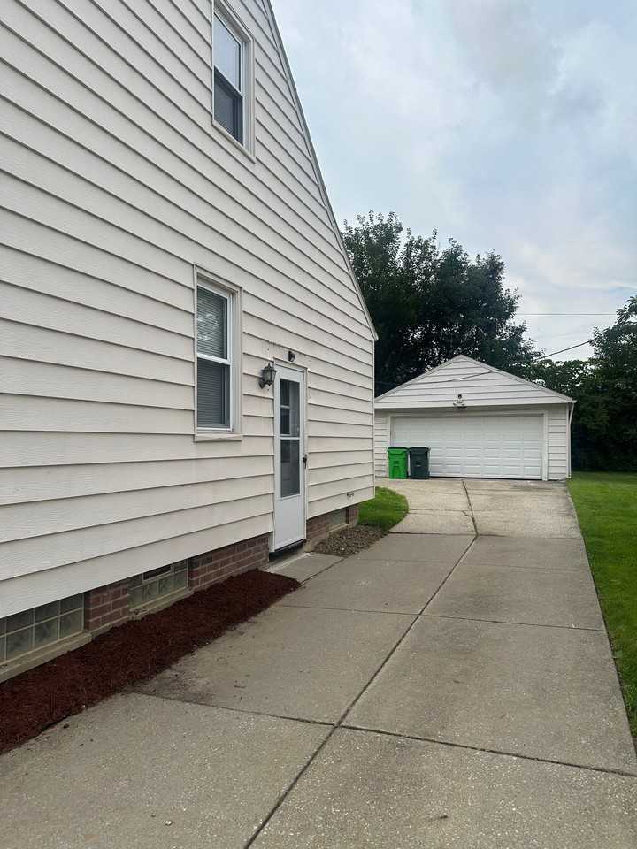 12805 Oakview Blvd - Photo 3 of 13