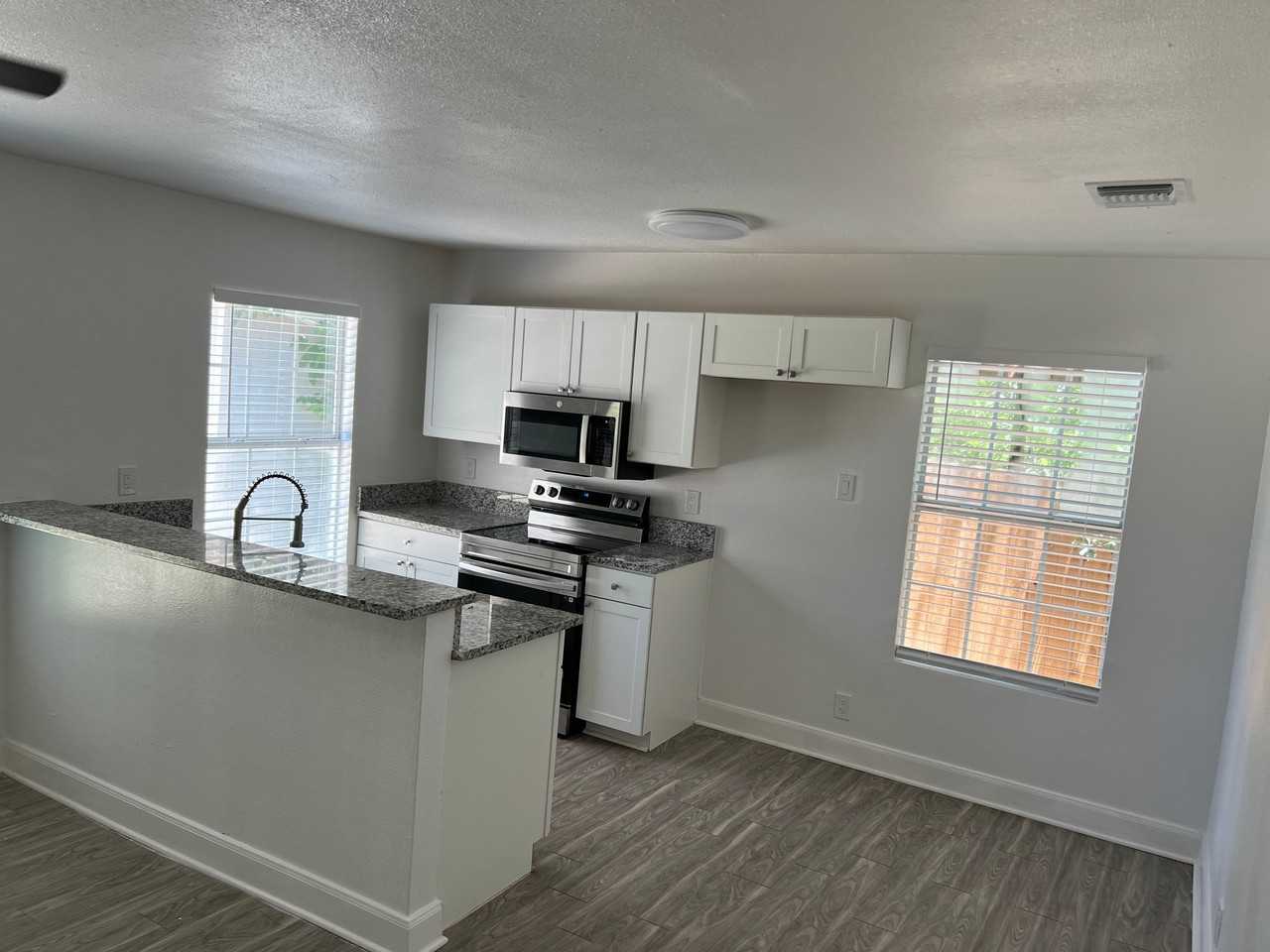 818 Hampton St - Photo 4 of 14