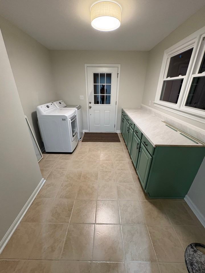 906 E Green St - Photo 6 of 13