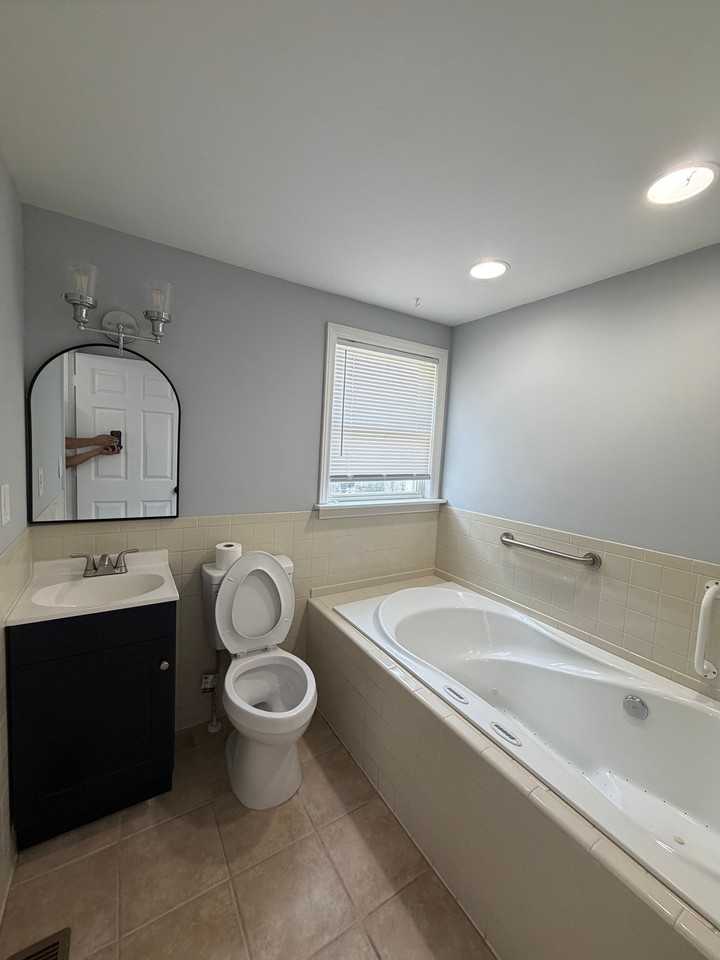 607 E 11th St - Photo 2 of 7