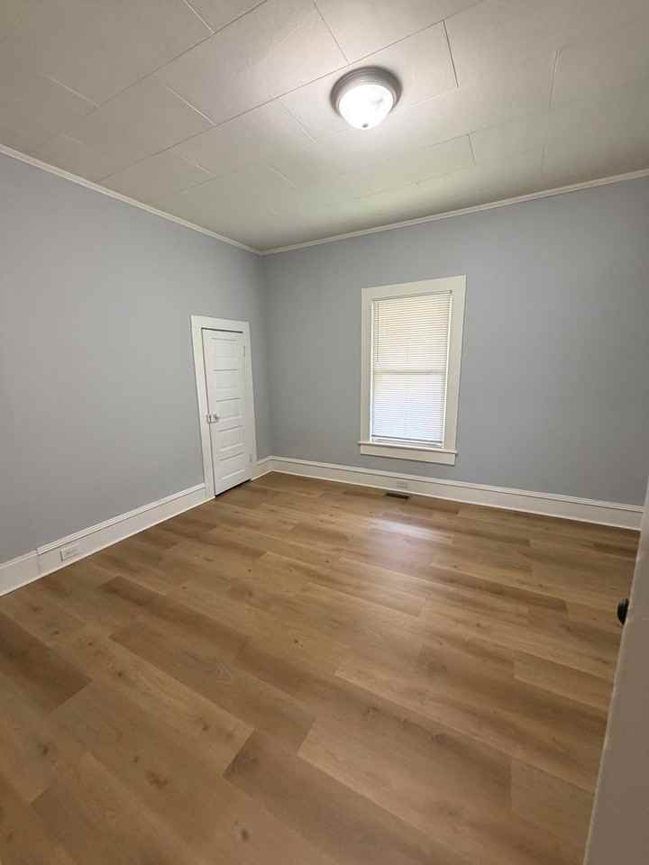 607 E 11th St - Photo 4 of 7