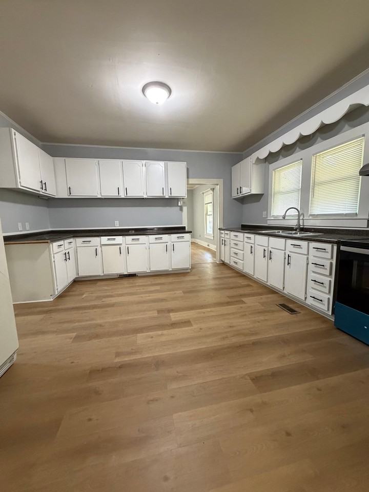 607 E 11th St - Photo 5 of 7