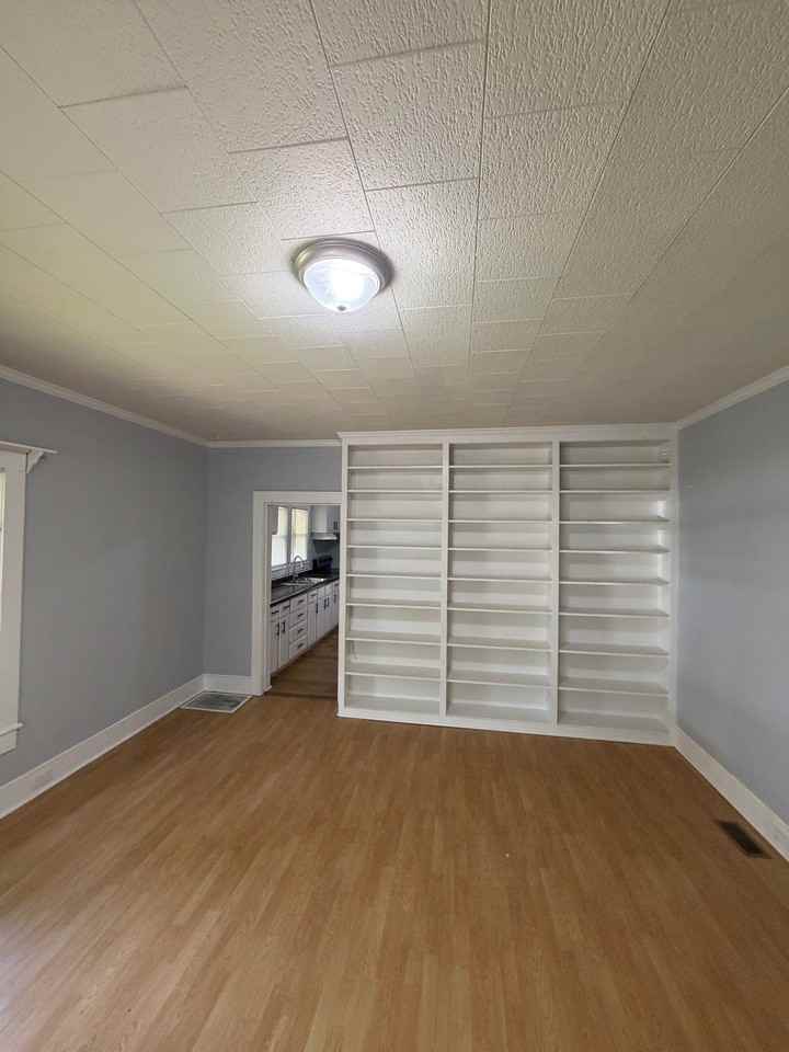 607 E 11th St - Photo 6 of 7