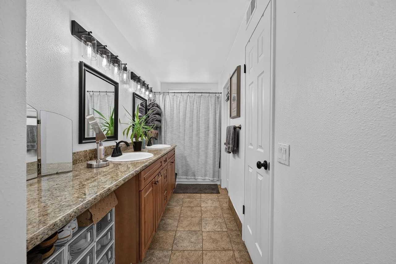 27 Rock Hill Ct - Photo 3 of 11