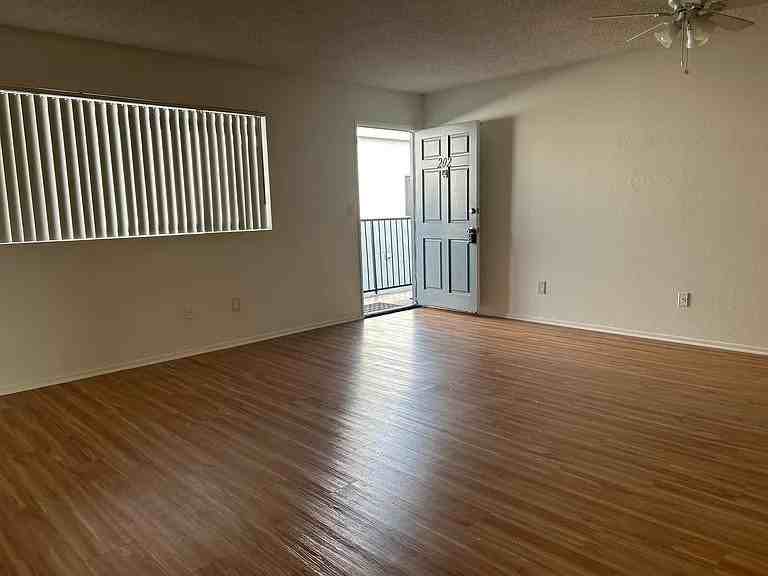 725 E Windsor Rd #202
