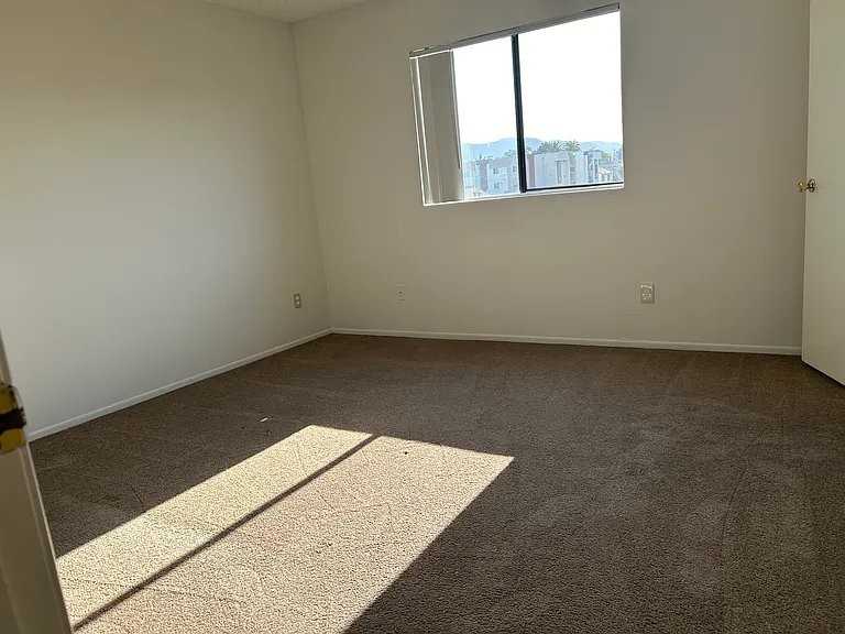 725 E Windsor Rd #202 - Photo 4 of 5