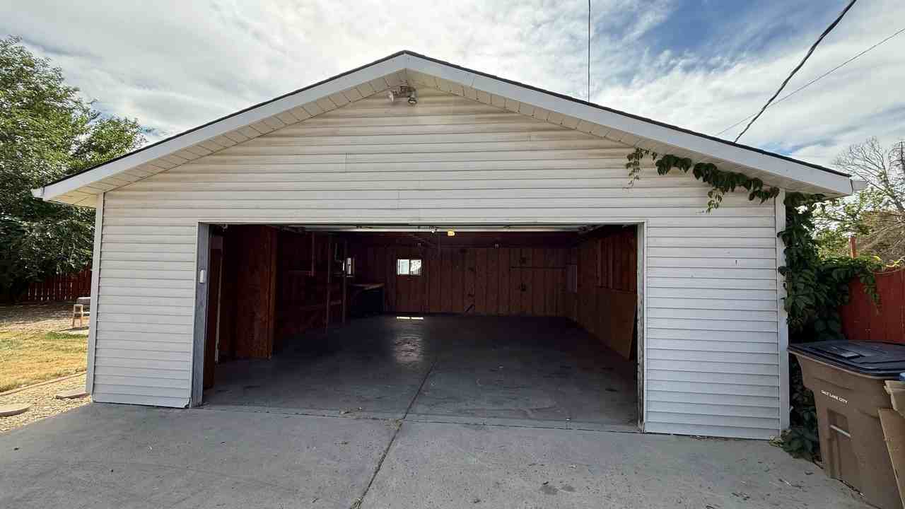 2760 S St - Photo 4 of 28