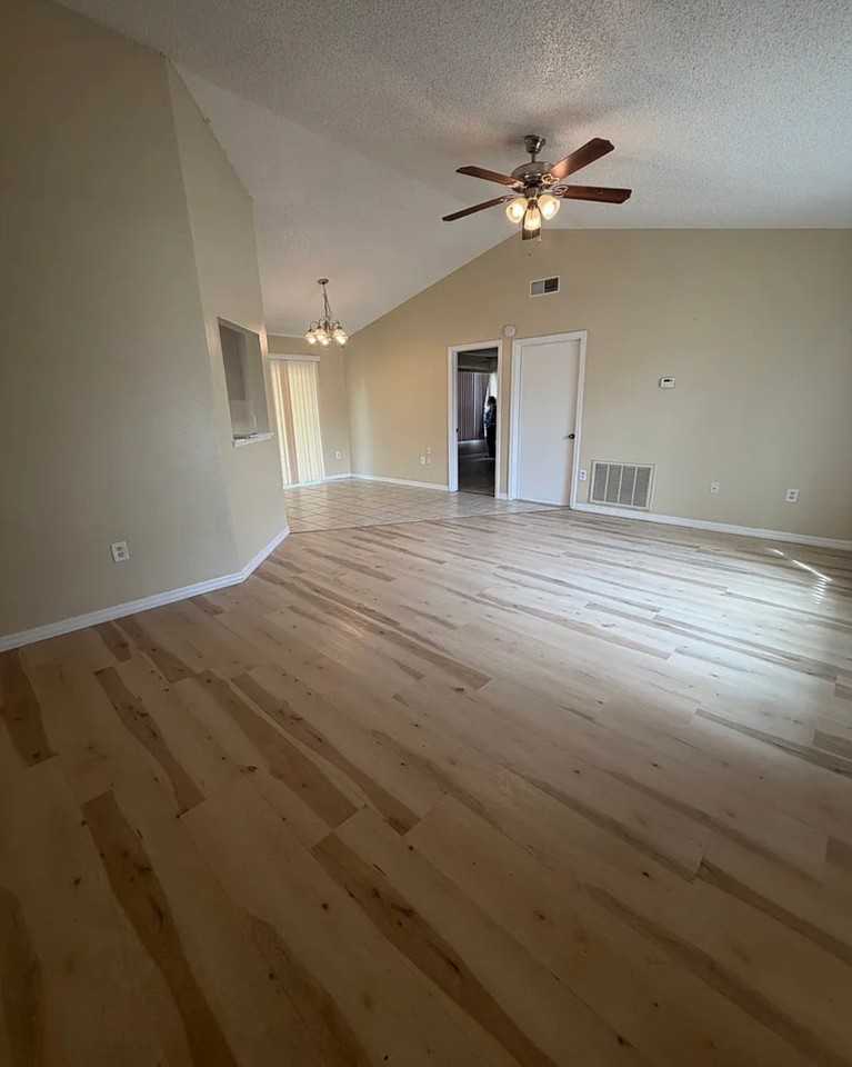 5571 Mariner Blvd - Photo 3 of 18