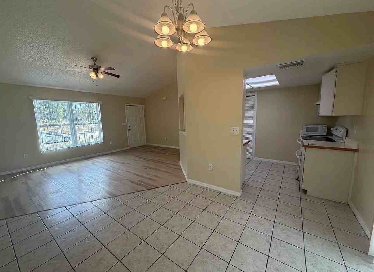 5571 Mariner Blvd - Photo 4 of 18