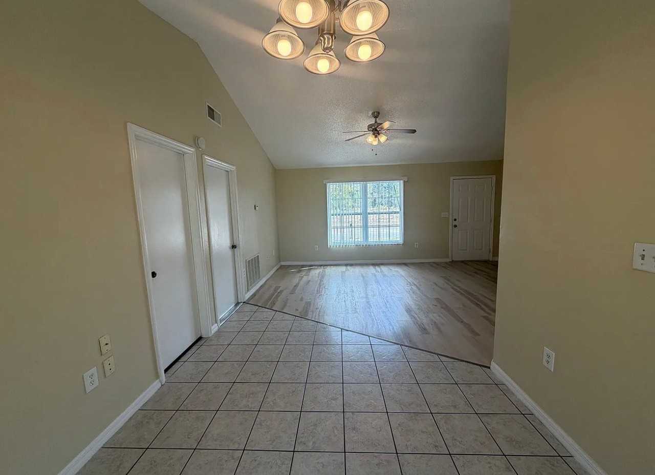 5571 Mariner Blvd - Photo 5 of 18