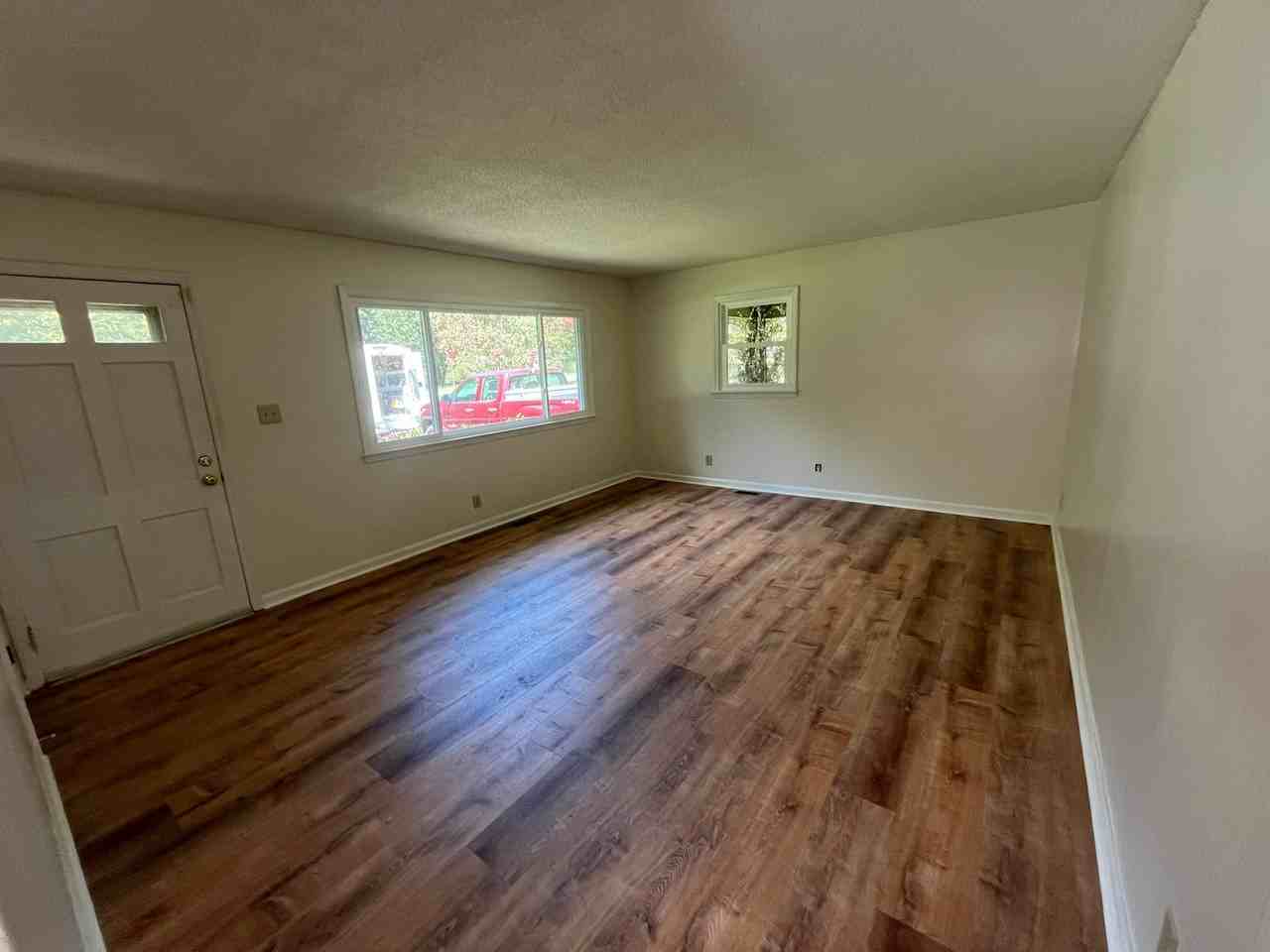 2417 Landis Dr - Photo 2 of 10