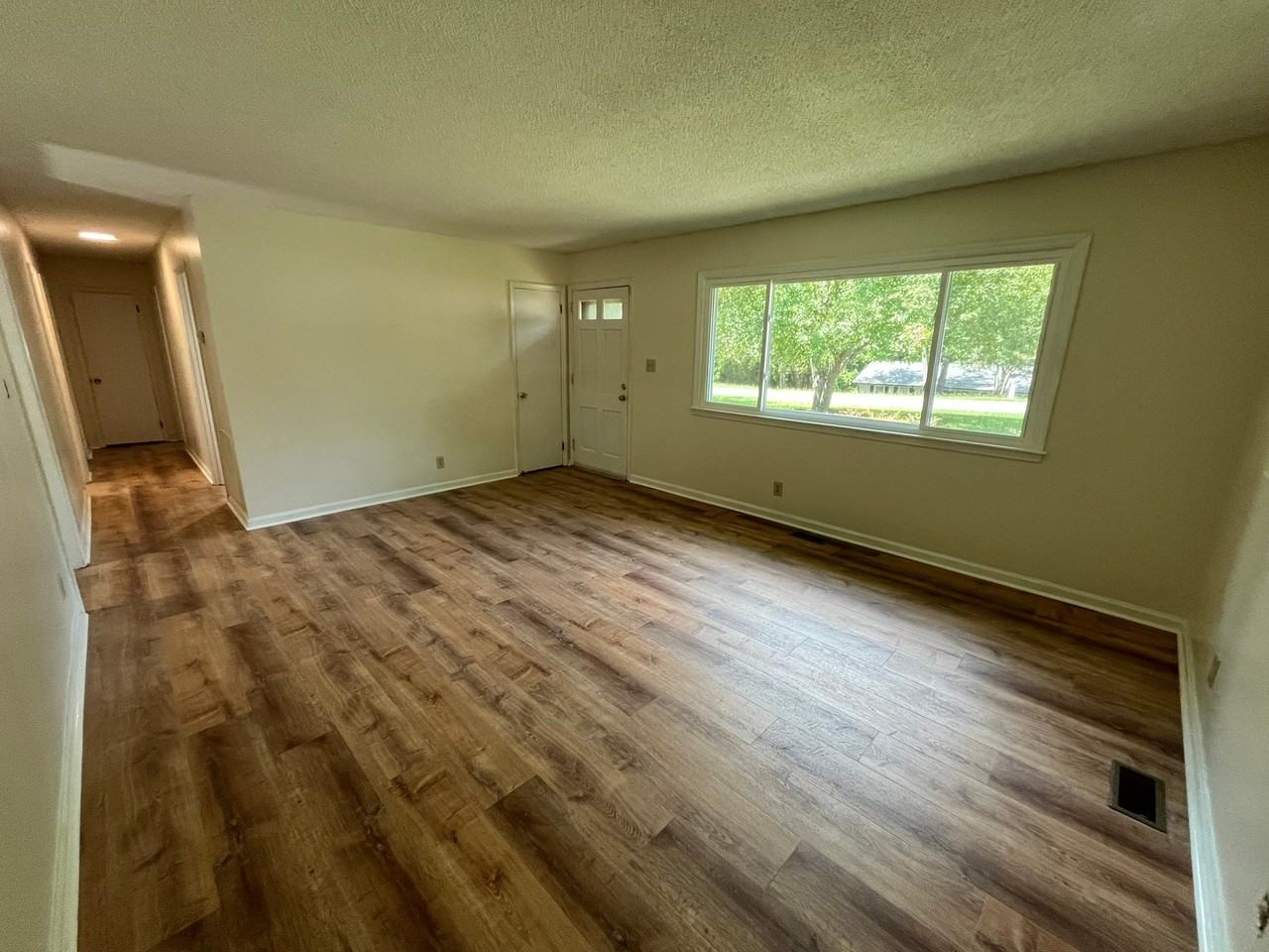2417 Landis Dr - Photo 3 of 10