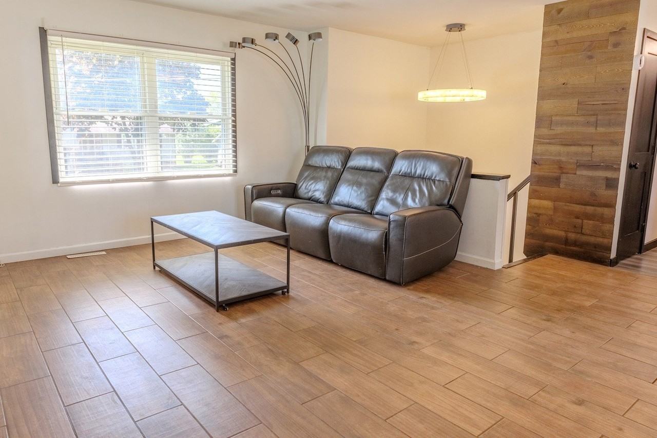 8003 Evesborough Dr - Photo 3 of 20