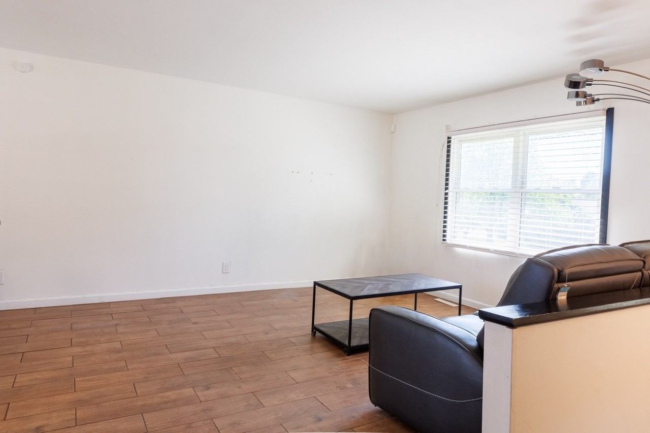 8003 Evesborough Dr - Photo 4 of 20