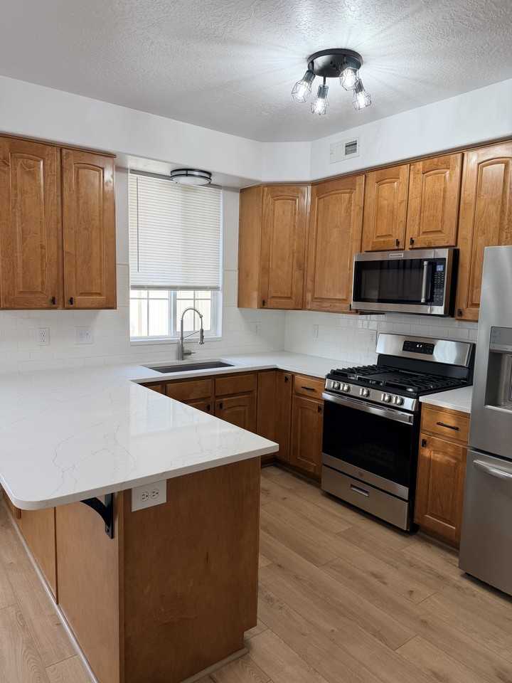1138 Kensington Dr - Photo 4 of 17