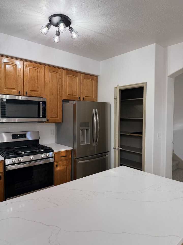 1138 Kensington Dr - Photo 5 of 17