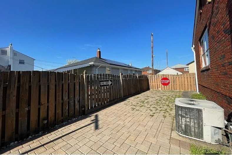 405 Redcliffe St - Photo 4 of 5