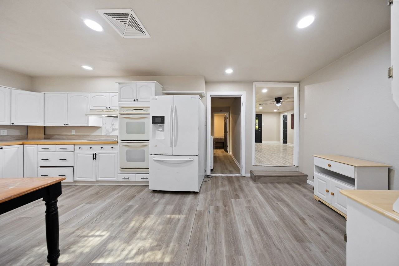 809 Burleson St - Photo 3 of 20