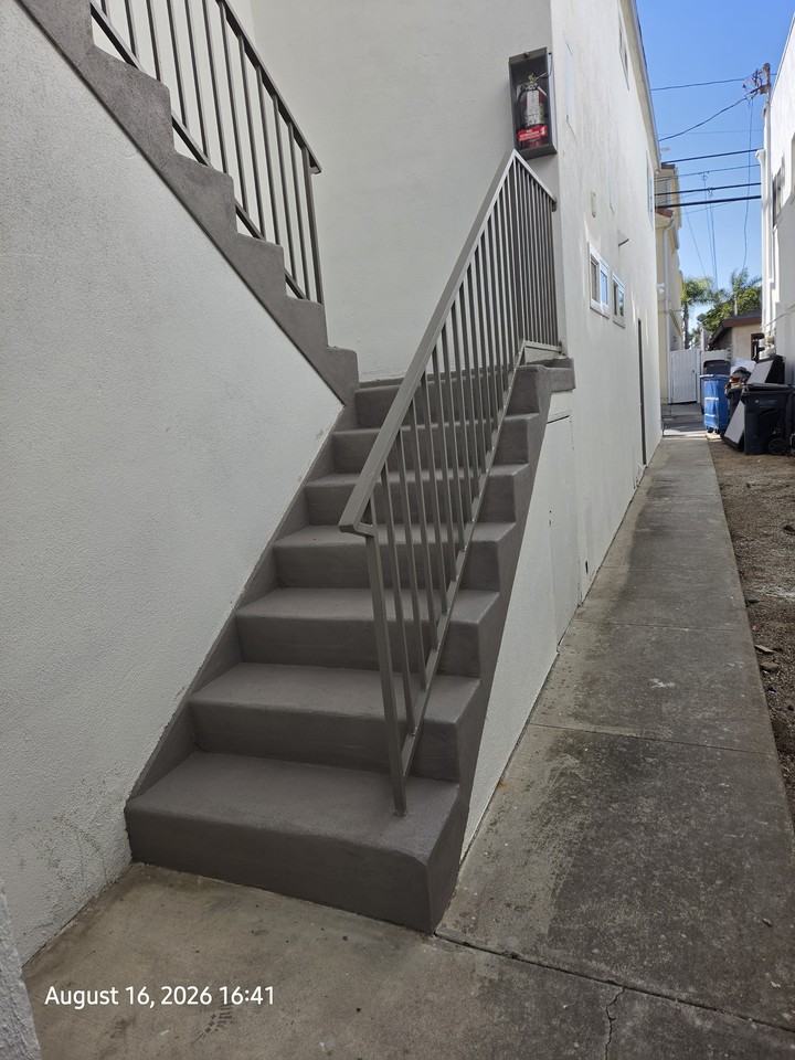 319 14th St #B - Photo 2 of 18