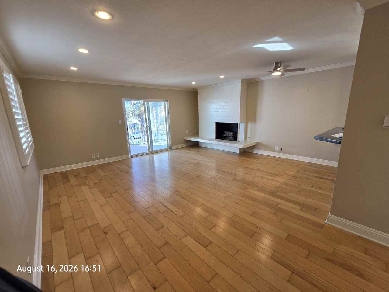 319 14th St #B - Photo 3 of 18