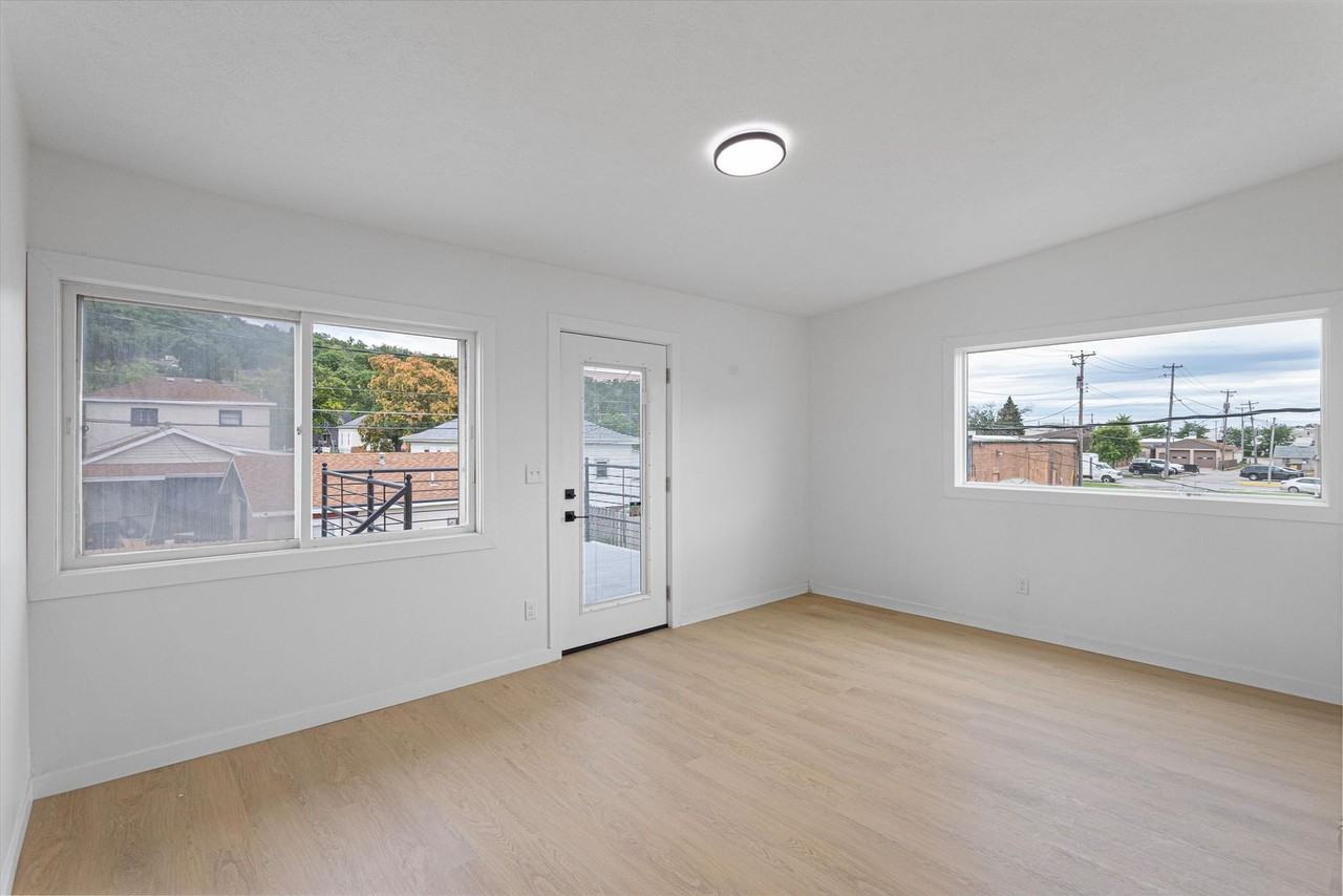 621 S Main St - Photo 4 of 33