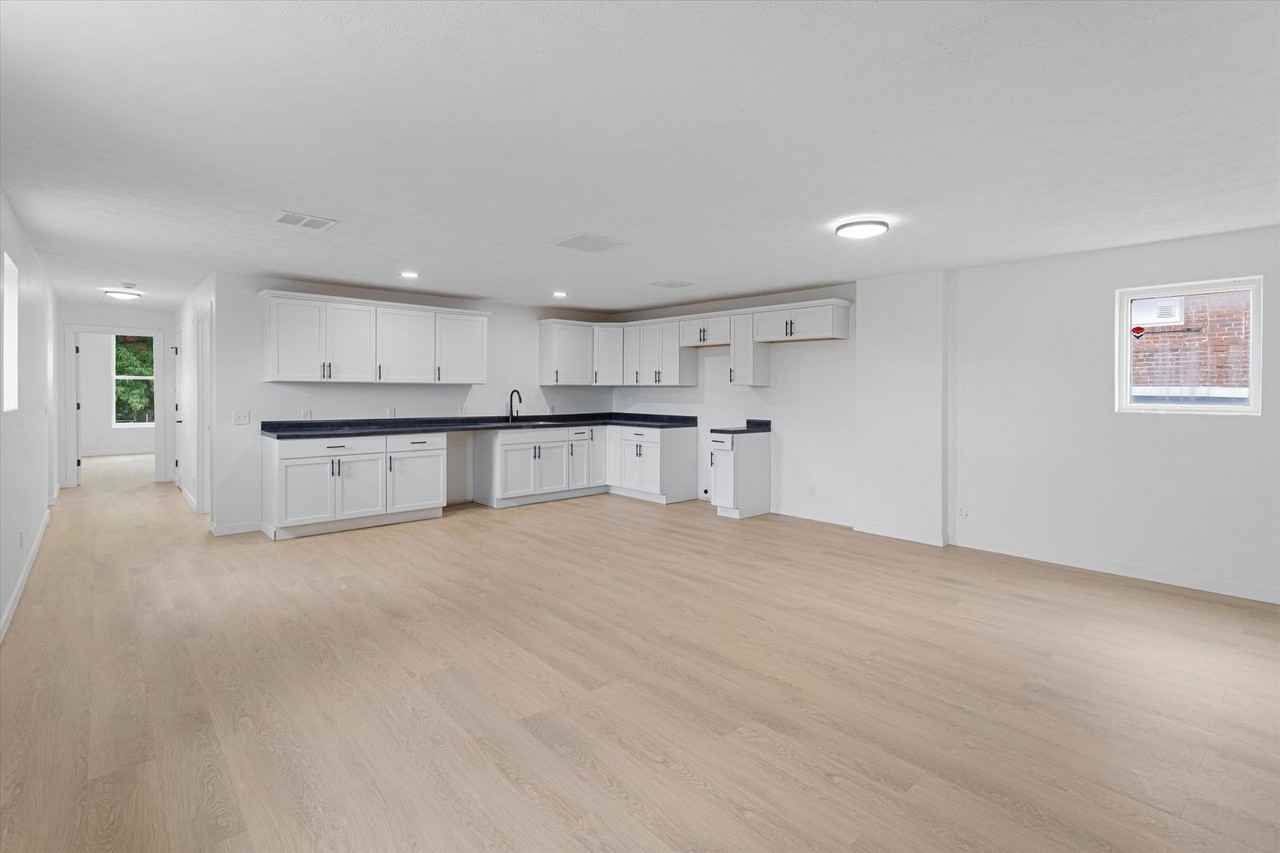 621 S Main St - Photo 5 of 33