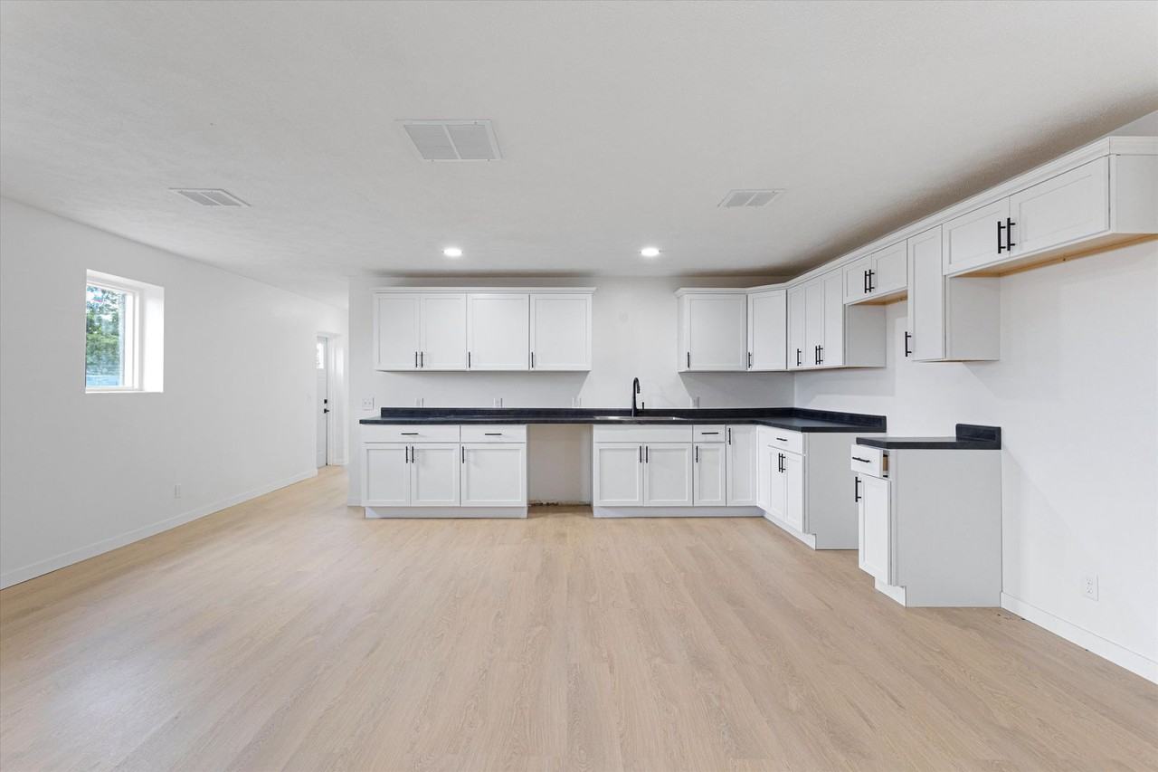 621 S Main St - Photo 6 of 33