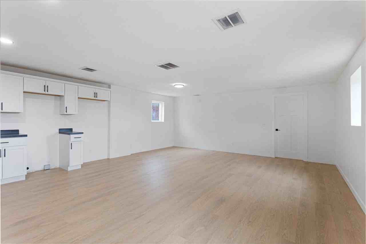 621 S Main St - Photo 7 of 33