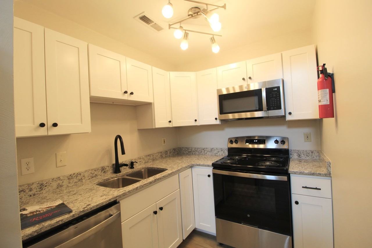 1408 Bradley Dr - Photo 2 of 27