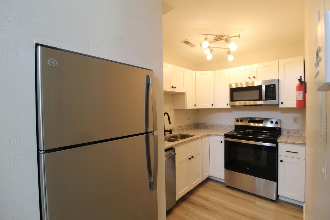 1408 Bradley Dr - Photo 3 of 27