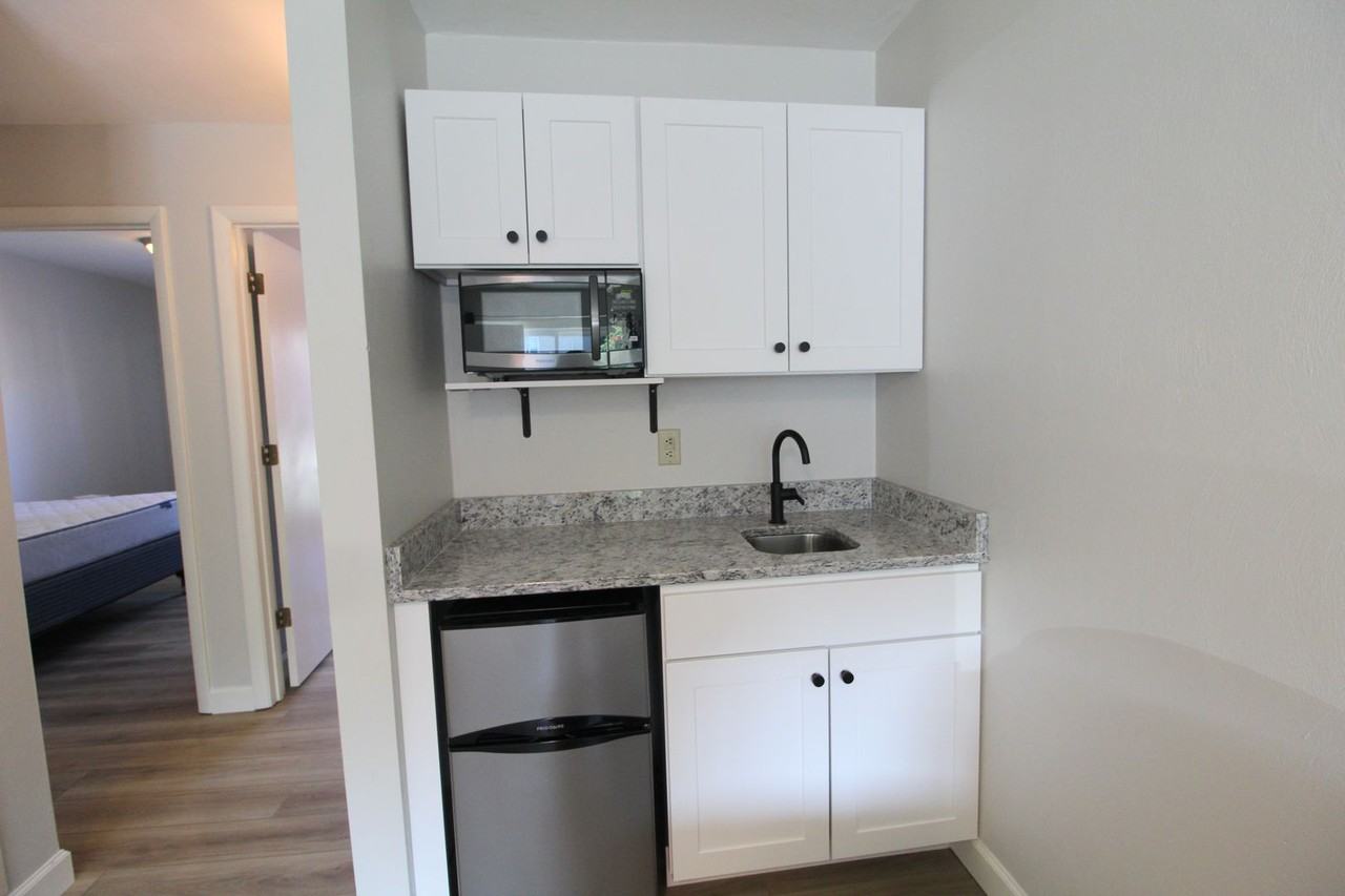1408 Bradley Dr - Photo 6 of 27