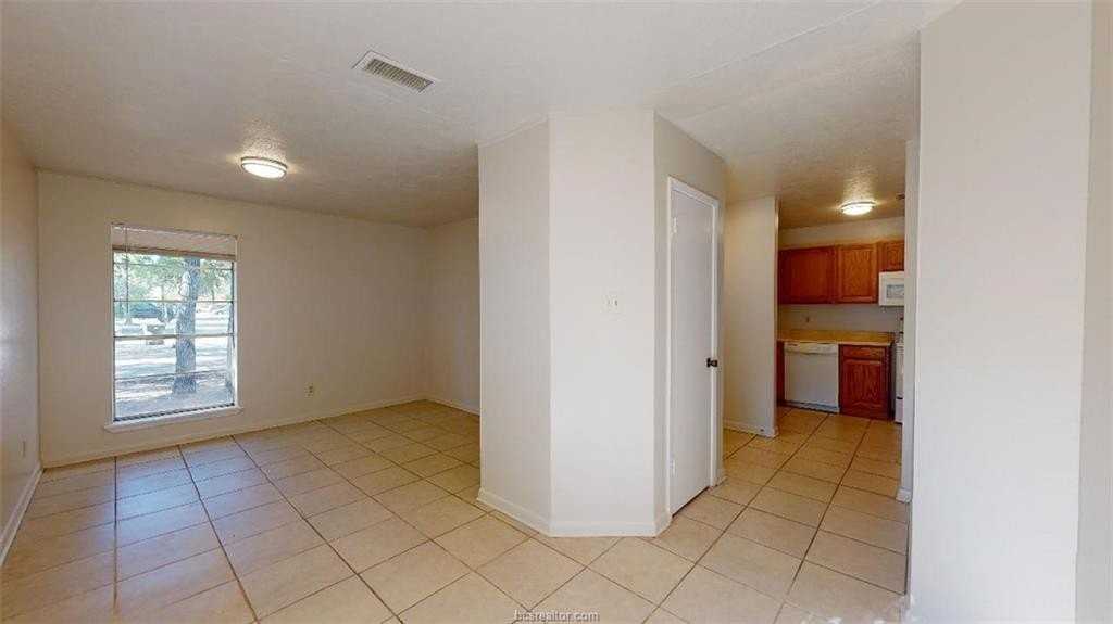 916 Navarro Dr - Photo 2 of 32