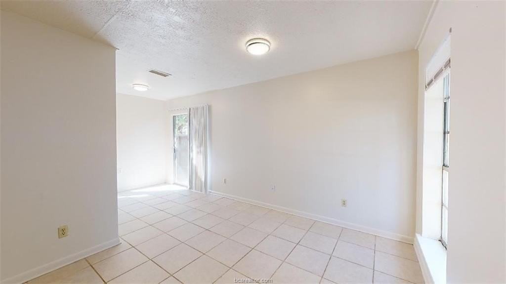 916 Navarro Dr - Photo 3 of 32