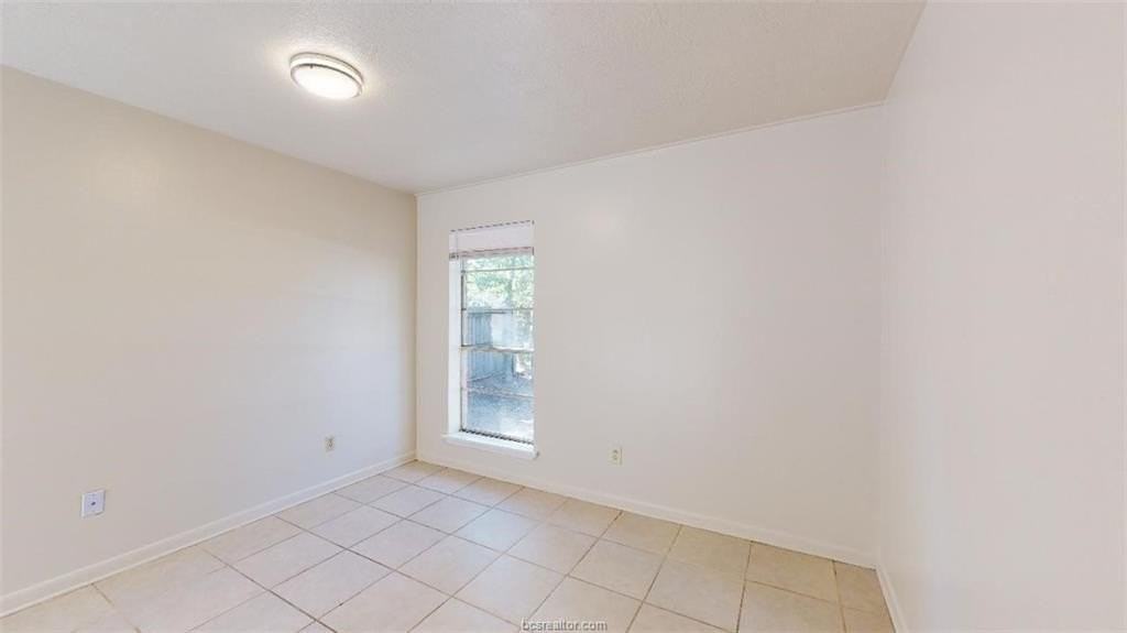 916 Navarro Dr - Photo 4 of 32