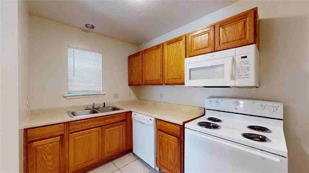 916 Navarro Dr - Photo 6 of 32