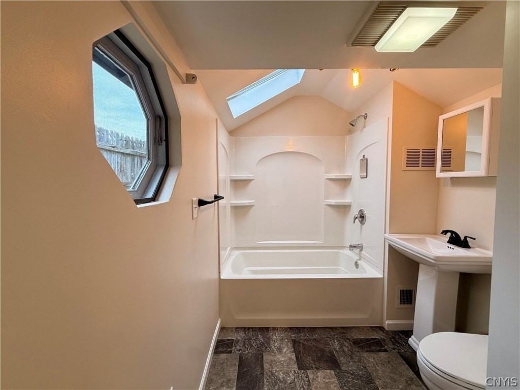 35 1/2 Elm St - Photo 4 of 5