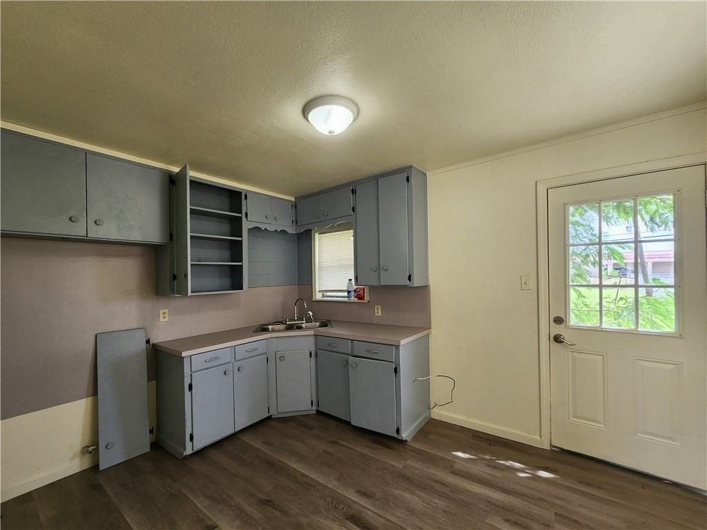 2301 Frederick Dr - Photo 3 of 7