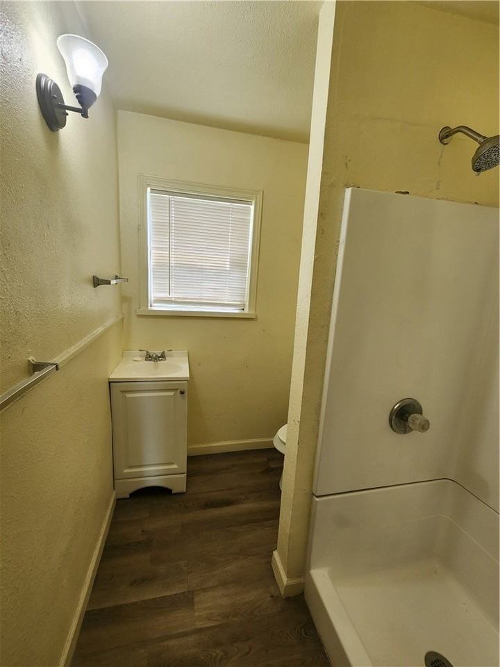 2301 Frederick Dr - Photo 5 of 7