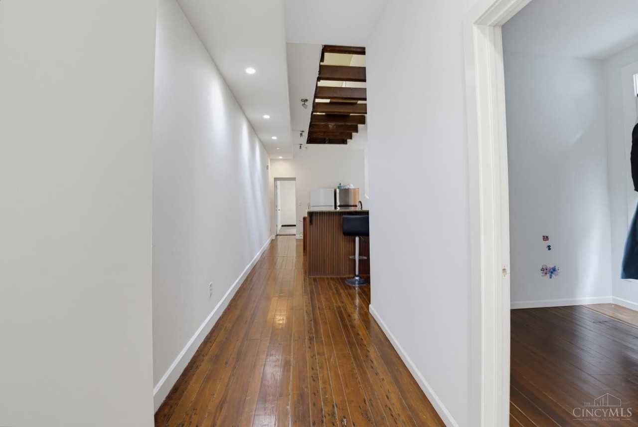 760 Straight St - Photo 5 of 32