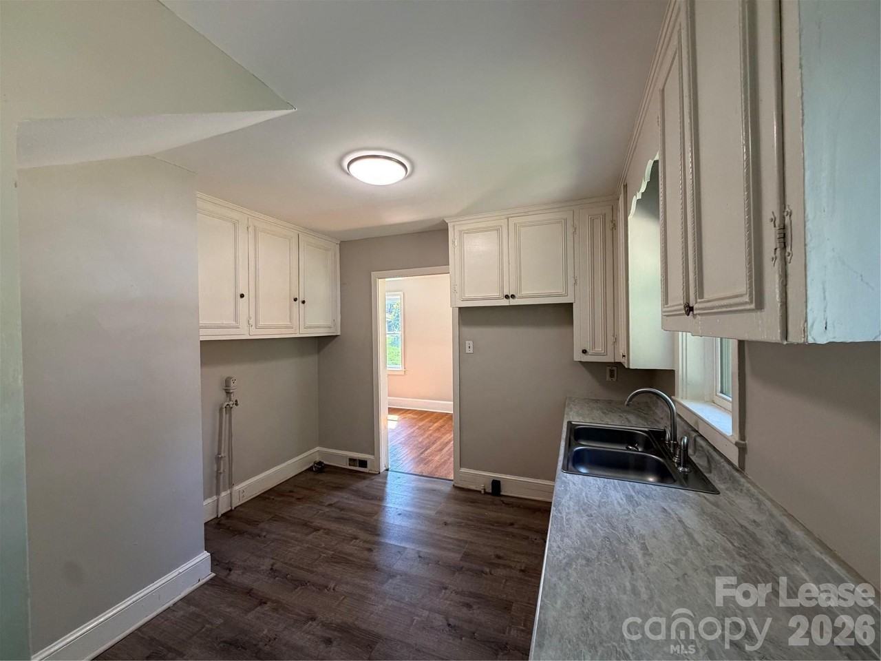 423 N Center St - Photo 2 of 9