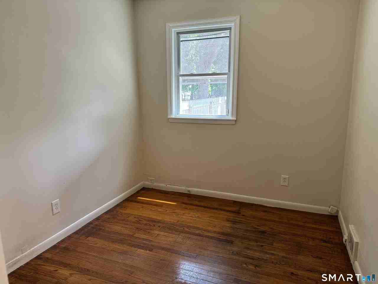 66 Henry St - Photo 4 of 8