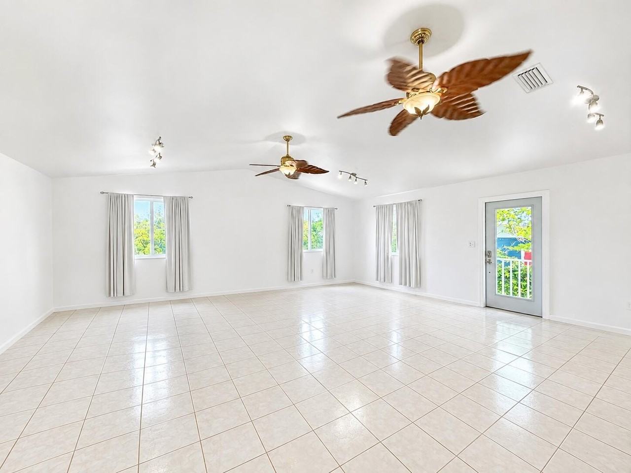 129 Normandy Dr - Photo 2 of 14