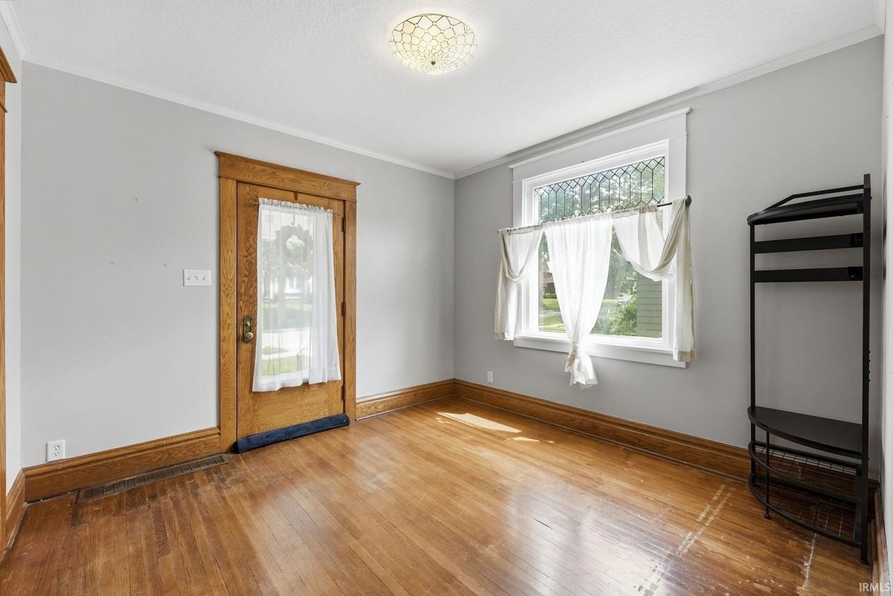 527 W Oakdale Dr - Photo 3 of 47