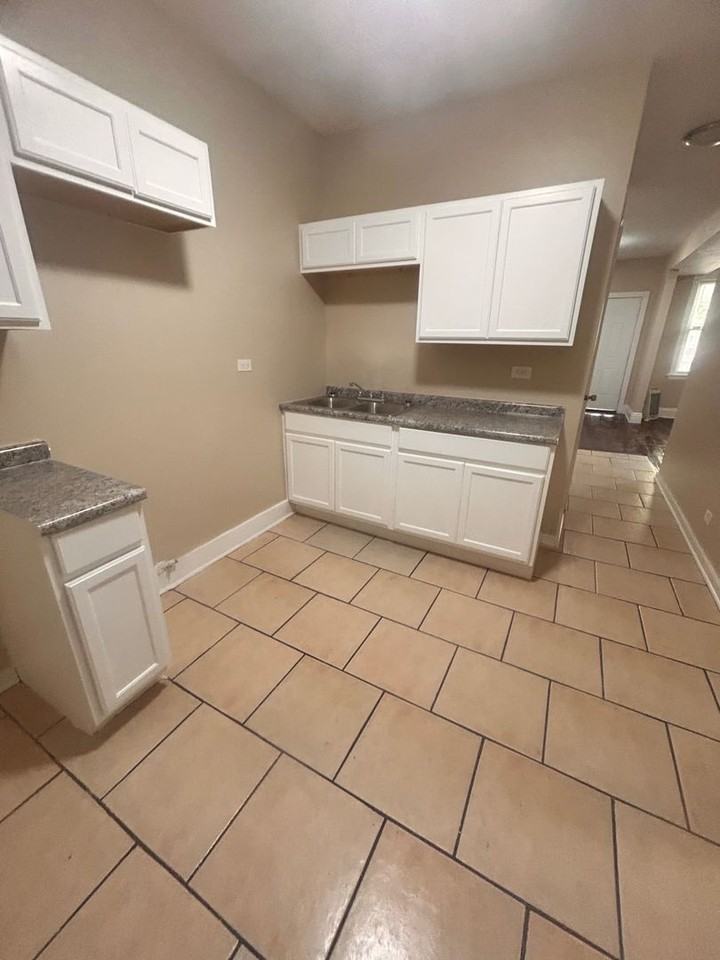 6938 S Prairie Ave - Photo 6 of 26