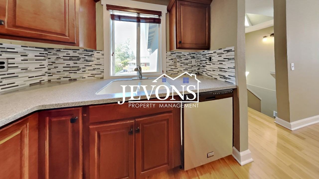 529 Ne 100th St - Photo 4 of 37