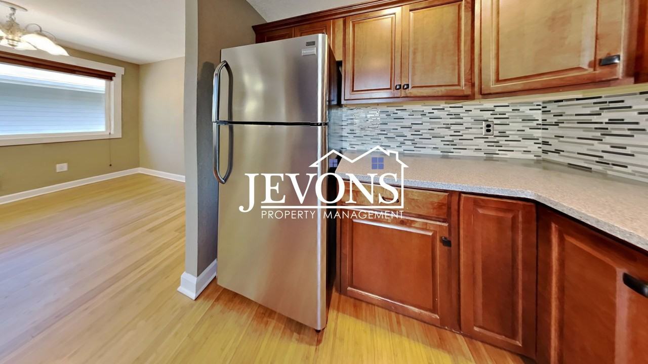 529 Ne 100th St - Photo 5 of 37
