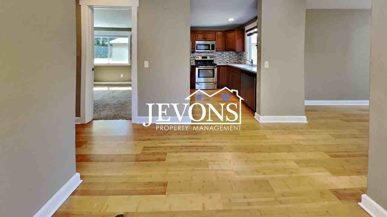 529 Ne 100th St - Photo 7 of 37