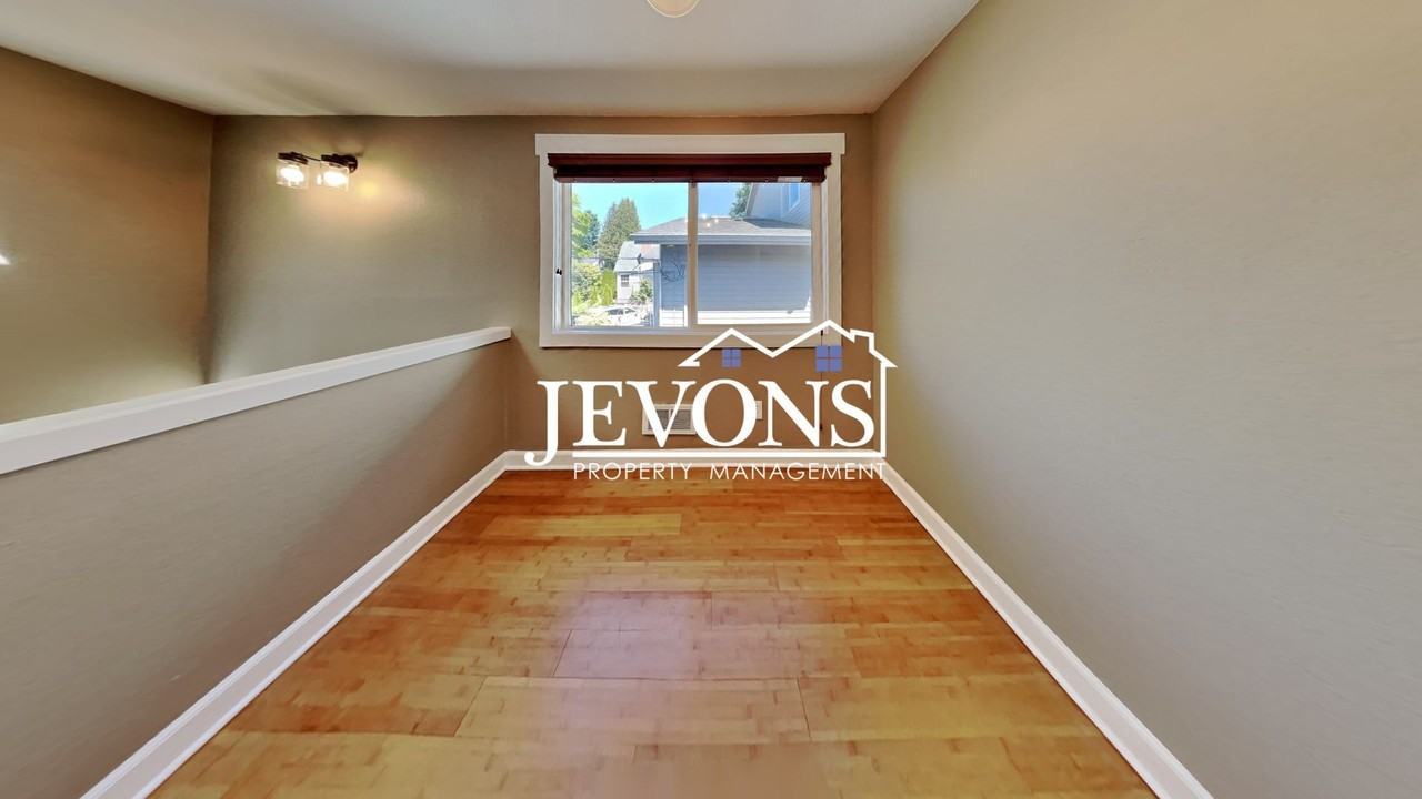 529 Ne 100th St - Photo 7 of 38