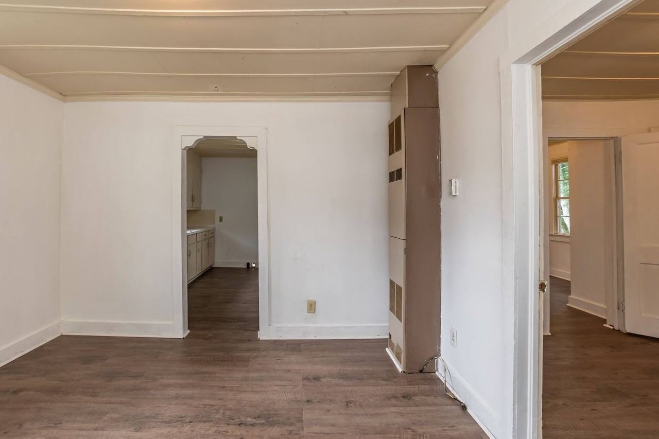 464 Powell St - Photo 4 of 15