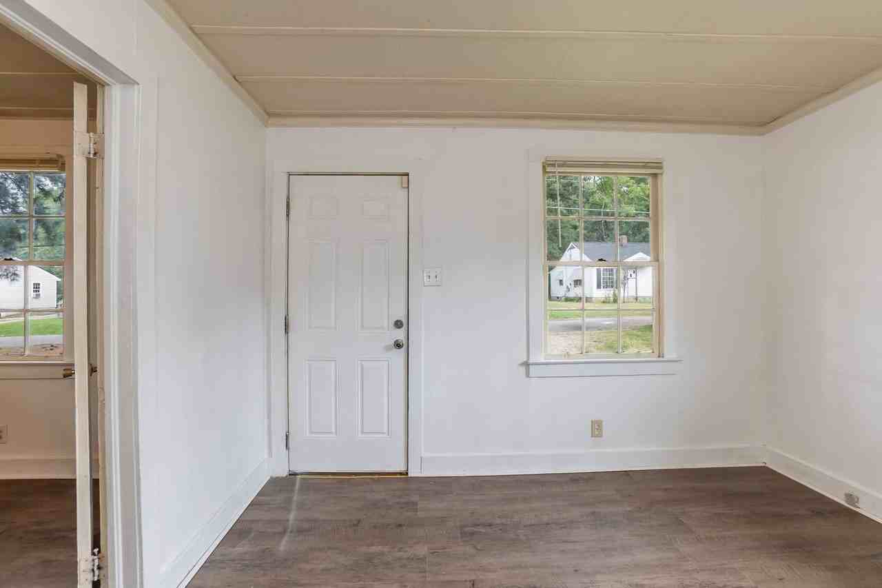 464 Powell St - Photo 5 of 15